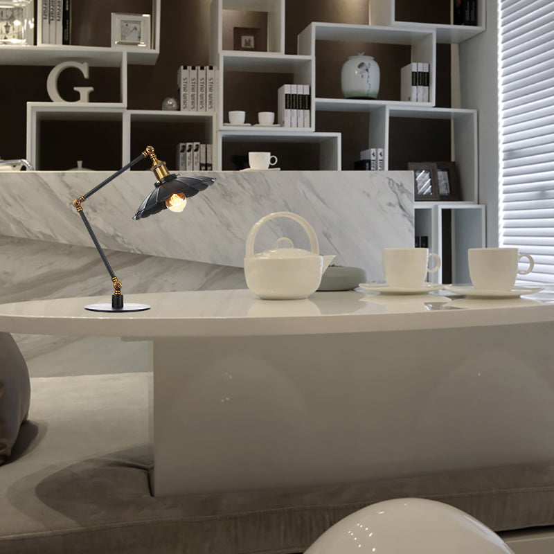 1 Bulb Study Room Table Lighting Vintage Stylish Adjustable Black/Brass Table Lamp with Scalloped Edge Metal Shade