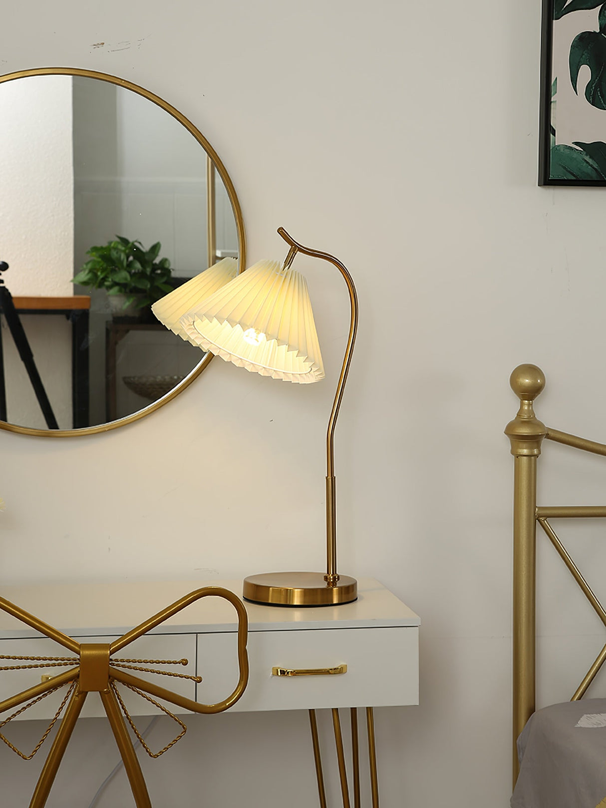 Gold Gooseneck Table Lamp