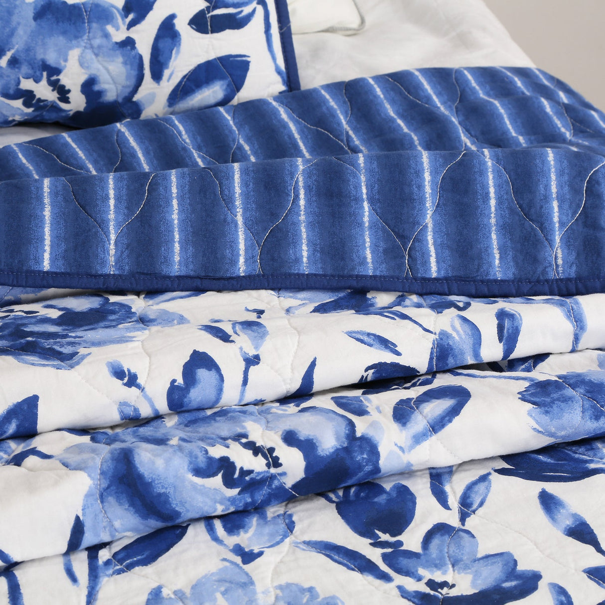 Chinoiserie Blue-and -White Bedding Set