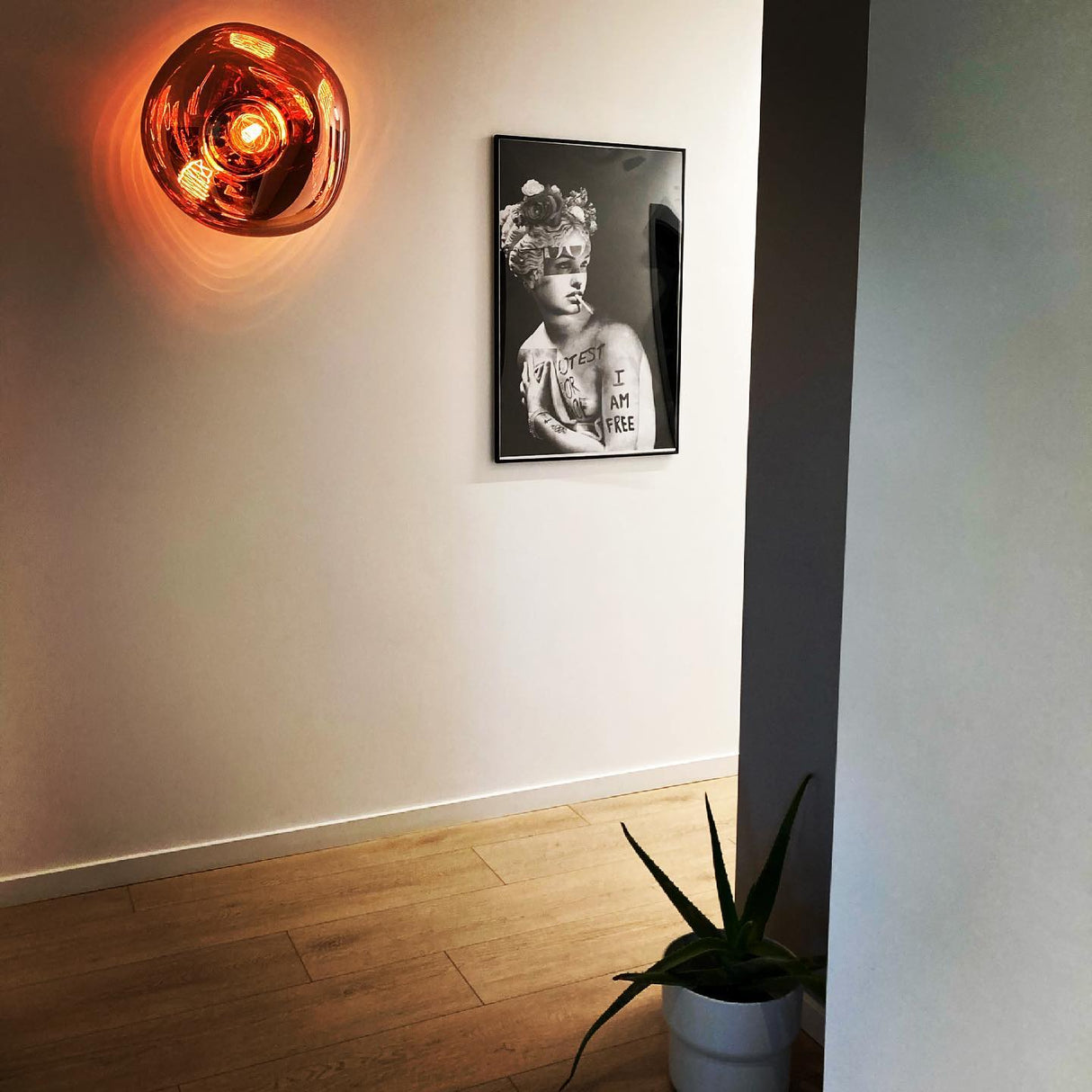 Void Surface Wall Lamp