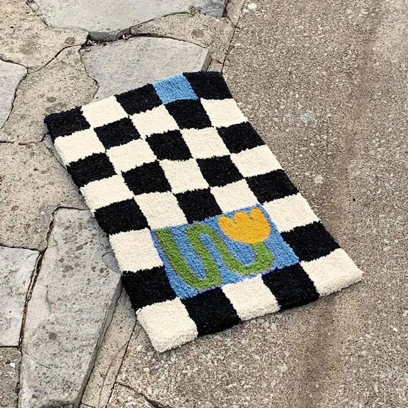 Checkered Tulip Accent Rug