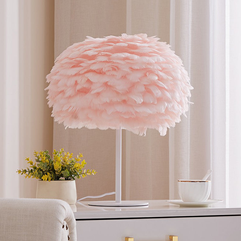 Nordic Stylish 1-Bulb Table Lamp Hemispherical Nightstand Light with Feather Shade