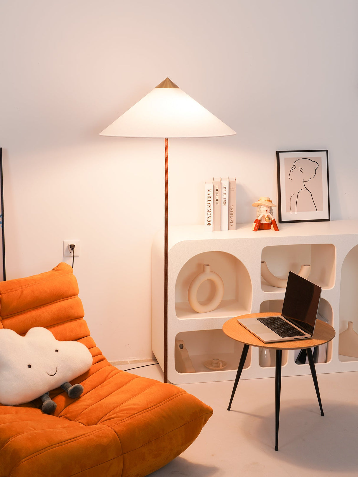 9602 Floor Lamp