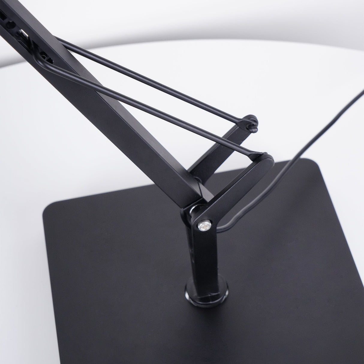 Kelvin Edge Table Lamp