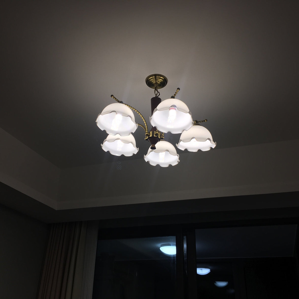 Milky Flower Chandelier